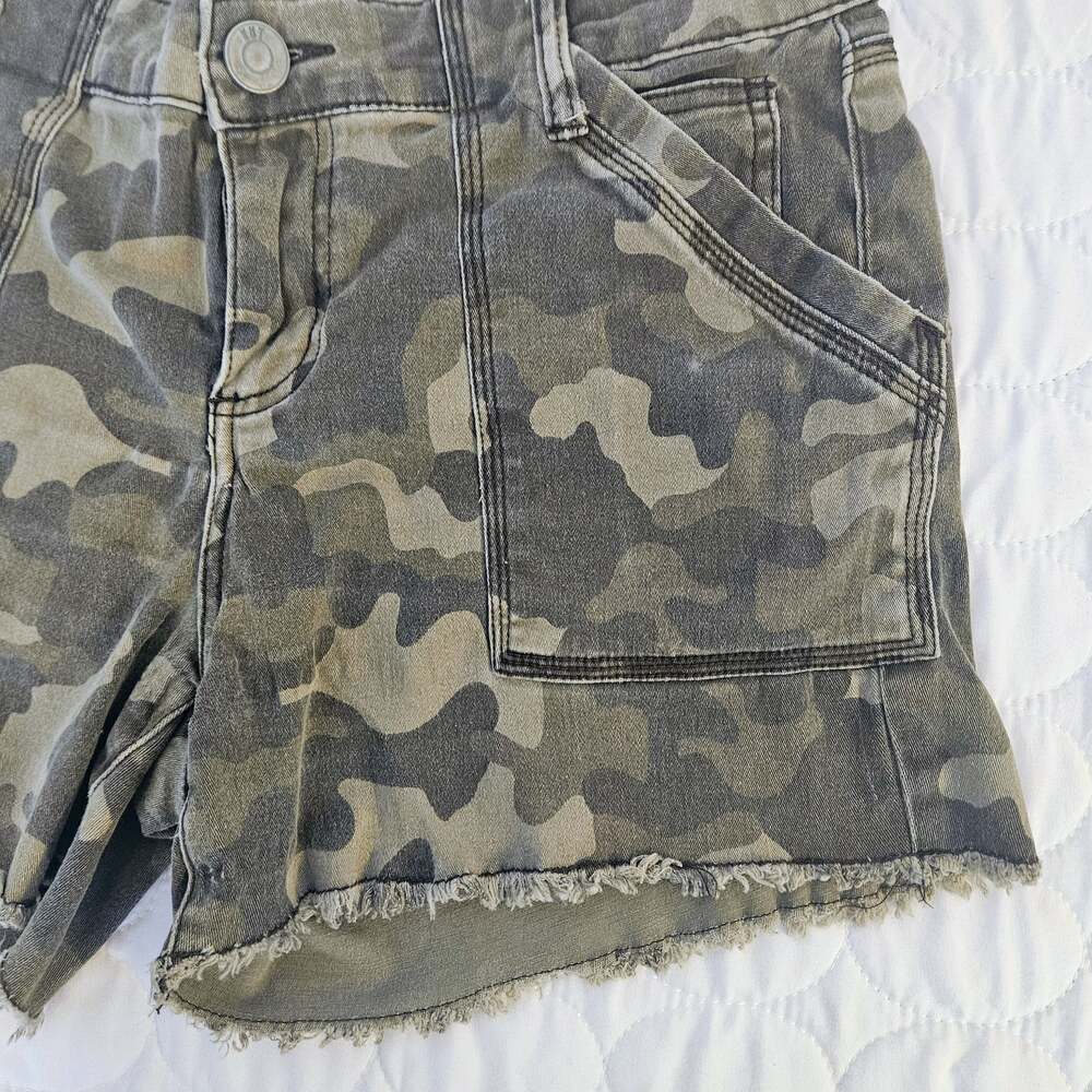 KUT from the Kloth Alice Camo Cut Off Jean Shorts Size 6 - Picture 2 of 8